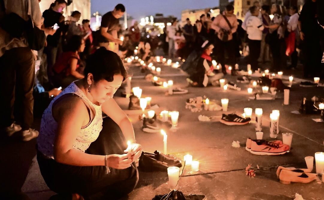 Colectivos de búsqueda se congregaron ayer en gran parte del país en una Jornada de luto nacional para exigir justicia por aquellos que murieron en el rancho Izaguirre, en Teuchitlán, Jalisco, y las decenas de miles de desaparecidos en todo México. Con veladoras, zapatos y carteles con las fotos de sus familiares, los manifestantes reprocharon la complicidad de las autoridades; las concentraciones más grandes fueron en el Zócalo de la CDMX y Guadalajara. Foto: Fernanda Rojas / EL UNIVERSAL