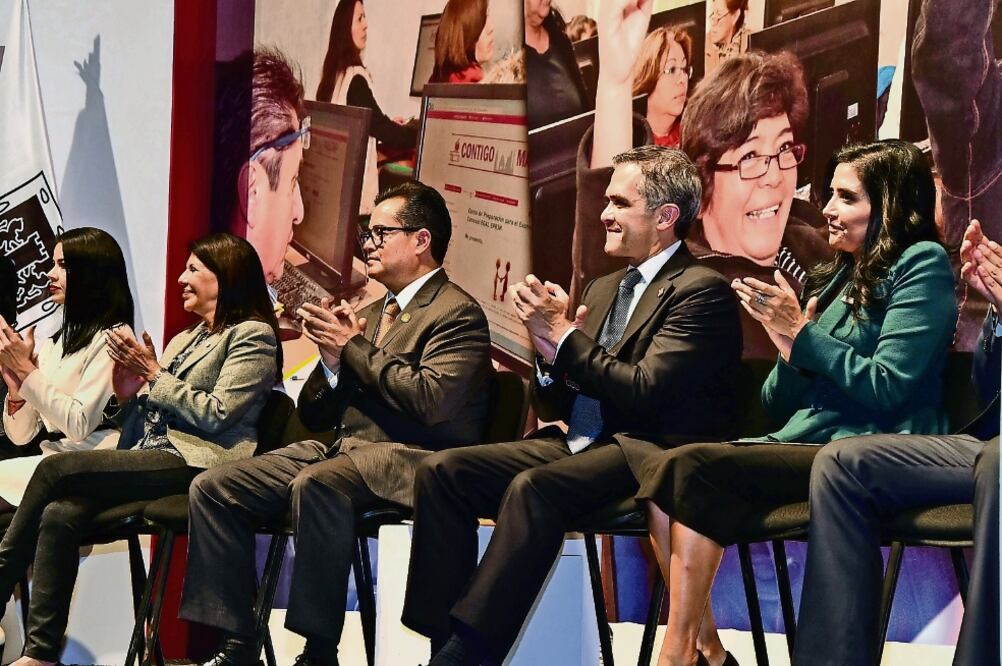 Leonel Luna, Miguel Ángel Mancera y Alejandra Barrales, ayer durante la presentación de estrategias y acciones de la Secretaría de Educación capitalina (ESPECIAL)