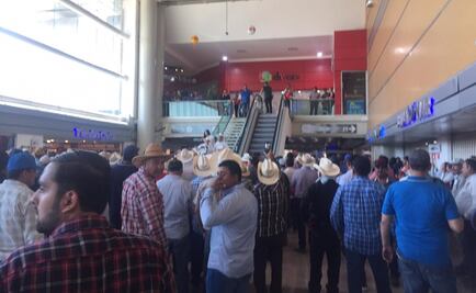 Productores de maíz protestan en el aeropuerto de Culiacán