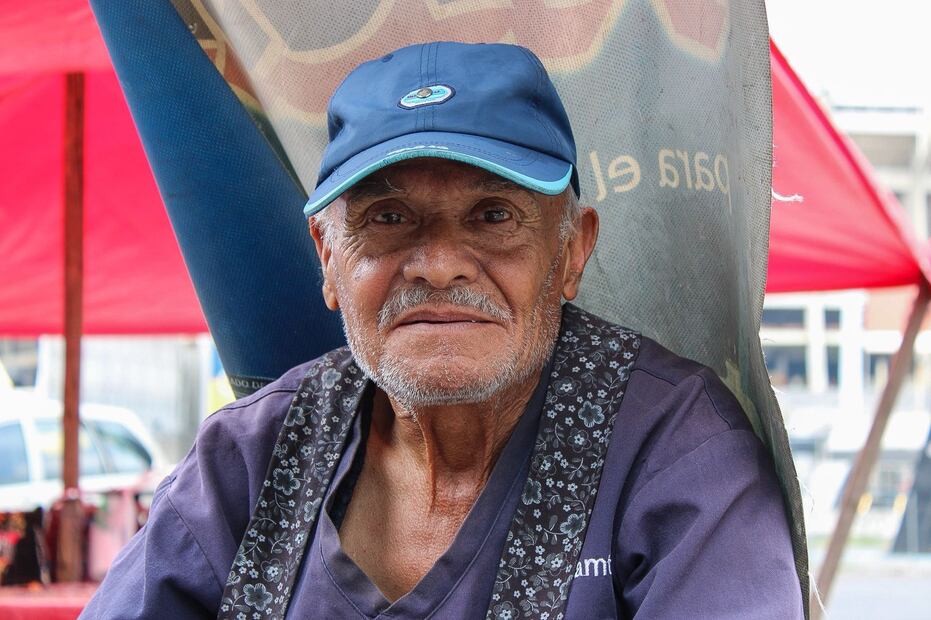 Enrique Zarazúa, quien desde hace 20 años coloca su carro para bolear zapatos afuera del Estadio Azteca - Foto: Maritza Villagómez