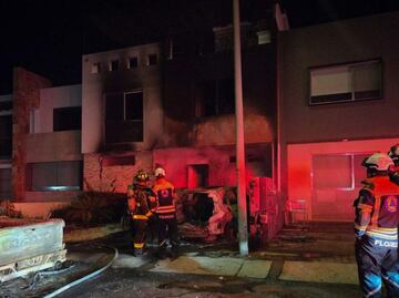 Sujetos incendian vivienda, dos vehículos y una motocicleta en Querétaro; familia es rescatada de las llamas