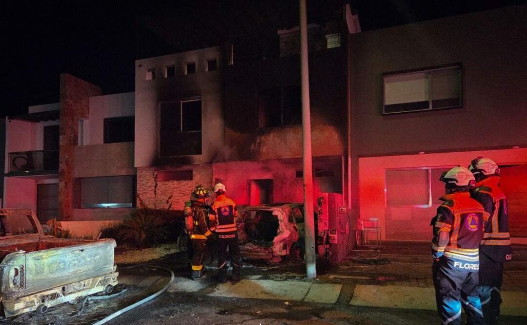 Elementos de seguridad, protección civil y bomberos, sofocan incendio en vivienda, dos vehículos y una motocicleta en El Marqués, Querétaro (12/04/2025). Foto: Especial
