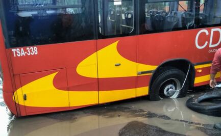 Metrobús cae a bache en Periférico Oriente 