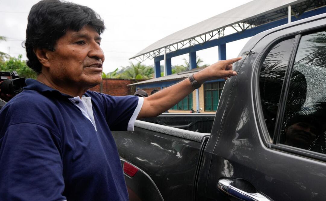 El expresidente de Bolivia, Evo Morales, señala un agujero de bala en su vehículo, asegurando que es el resultado de un intento de asesinato contra él, en Lauca N, en la región de Chapare, Bolivia, el 3 de noviembre de 2024, en medio de una pugna política contra el gobierno del presidente Luis Arce. Foto: AP