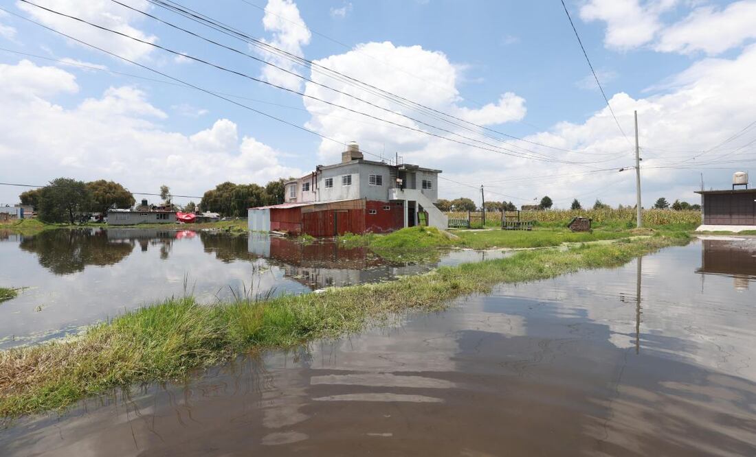 Afectados por inundaciones de la colonia Guadalupe bloquean carretera México-Toluca.
Foto: Alejandro Vargas
