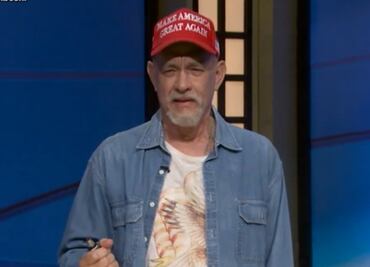 Parodia de Tom Hanks en Saturday Night Live desata indignación en redes sociales; imita a partidario de Trump