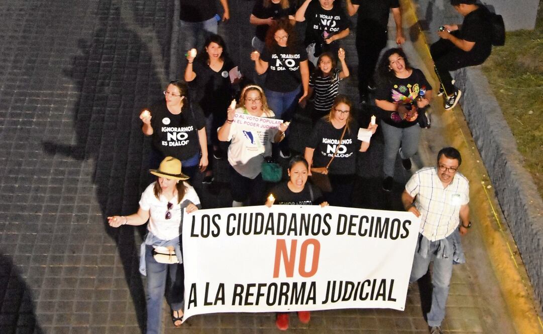 Trabajadores realizaron “la marcha fúnebre” del Poder Judicial en Monterrey. Foto: Emilio Vázquez / EL UNIVERSAL