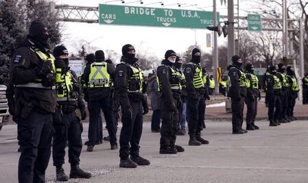 Policía de Canadá desaloja a manifestantes en la frontera con EU
