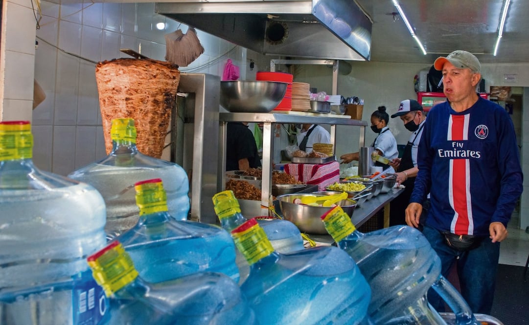 El señor Javier Flores llena su triciclo hasta con 20 garrafones que le pidieron en una oficina y edificios en Benito Juárez Foto: Eduardo Castañeda / El Universal