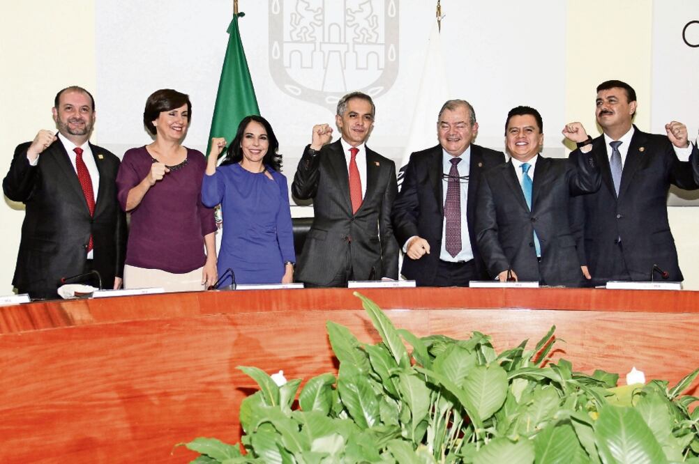 Rodolfo Ríos, Patricia Mercado, María de los Ángeles Fromow, el jefe de gobierno, Miguel Ángel Mancera (AGUSTÍN SALINAS. EL UNIVERSAL)