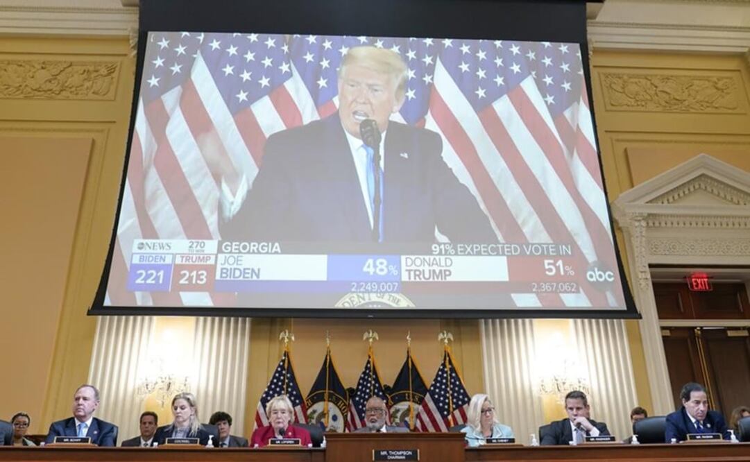 Un video de prueba se reproduce mientras la comisión selecta de la Cámara de Representantes que investiga el asalto del 6 de enero al Capitolio. Foto: AP