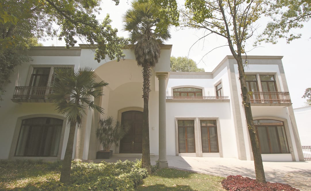 Fachada de la casa de oficinas de la entonces primera dama Angélica Rivera en Los Pinos, la cual fue edificada sobre una de las cabañas que Vicente Fox había construido y en la que vivían sus hijos / CARLOS MEJÍA. EL UNIVERSAL
