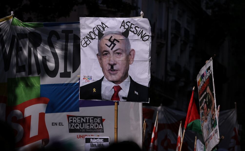 Fotografía que muestra un cartel del primero ministro de Israel, Benjamín Netanyahu, durante la Marcha del Orgullo este sábado, en Buenos Aires (Argentina). Personas participan de la trigésimo cuarta Marcha del Orgullo, con fuertes llamados de atención ante los crecientes discursos de odio y la violencia que sufre el colectivo LGBT+ en el país suramericano. Foto: EFE/ Adan González