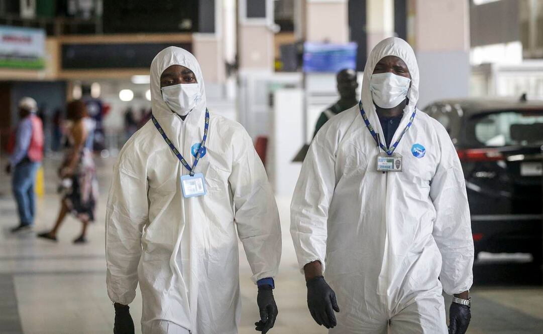 Más de 200 científicos han pedido en una carta abierta que se reconozca "el potencial de transmisión aérea" de la Covid-19 (Foto: AP / Archivo)