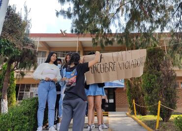 Denuncian violencia de género en la UAEM; cuelgan “tendederos” con nombres de sus acosadores