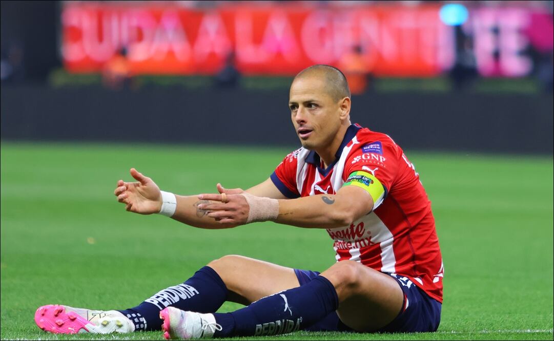 Chicharito Hernández presentó un esguince de tobillo y entrenó por serado en Chivas