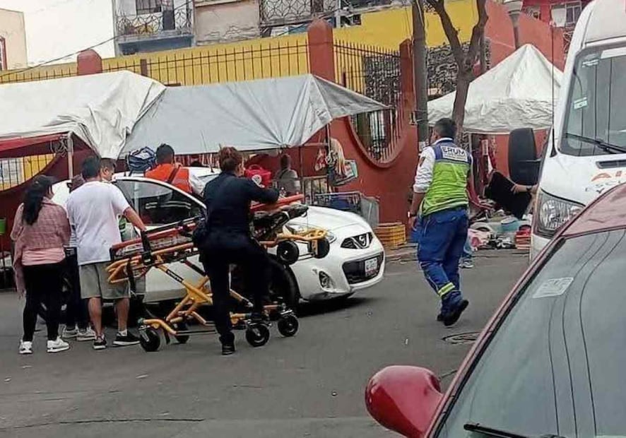 Paramédicos trasladaron a dos mujeres y dos hombres a distintos hospitales, donde los varones perdieron la vida. Foto: Especial