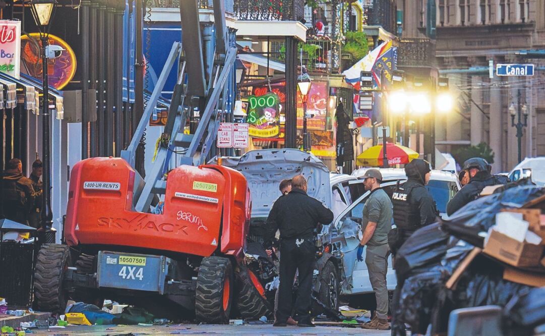 Policías rodean la camioneta usada para lo que consideraron un atentado en el barrio francés de Nueva Orleans durante la celebración de Año Nuevo. Foto: de MATTHEW HINTON. AFP
