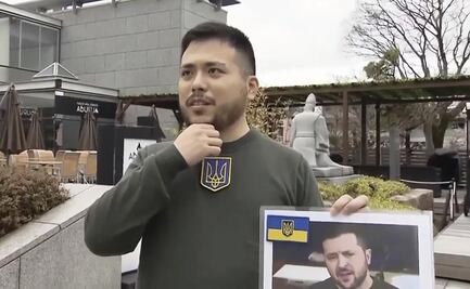 Estudiante japonés va vestido a su graduación como Zelensky y se hace viral