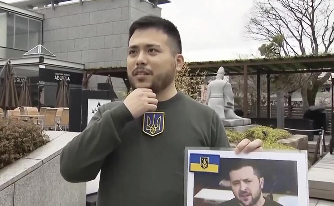 Un estudiante japonés hablando de por qué se vistió como el presidente ucraniano Volodimir Zelensky para su graduación en Kioto, en el oeste de Japón. Foto: AP