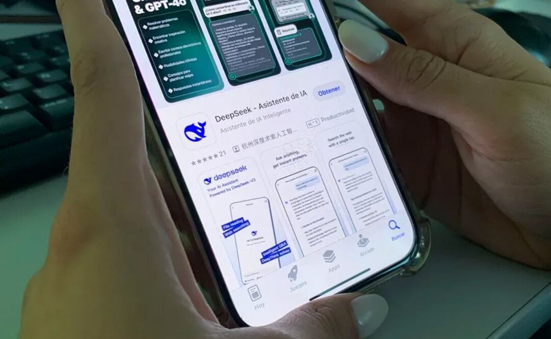 Una mujer se descarga este martes la aplicación DeepSeek en su teléfono móvil en Bangkok (Tailandia). Foto: EFE