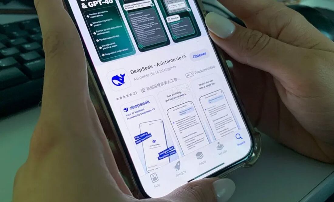 Una mujer se descarga este martes la aplicación DeepSeek en su teléfono móvil en Bangkok (Tailandia). Foto: EFE