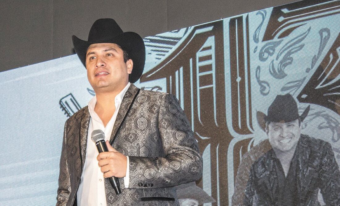 Julión desata debate en redes sociales por romper celular de un fan. CÉSAR OLIVARES. EL UNIVERSAL