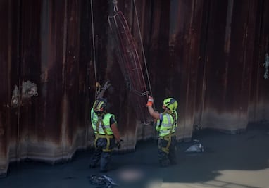 Rescatan cuerpo de hombre en aguas negras del Río de los Remedios, en Ecatepec; víctima no ha sido identificada