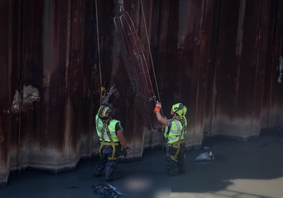 Rescatan cuerpo de hombre en aguas negras del Río de los Remedios, en Ecatepec; víctima no ha sido identificada