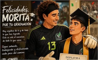 Guillermo Ochoa felicita a Gilberto Mora por graduarse de la preparatoria