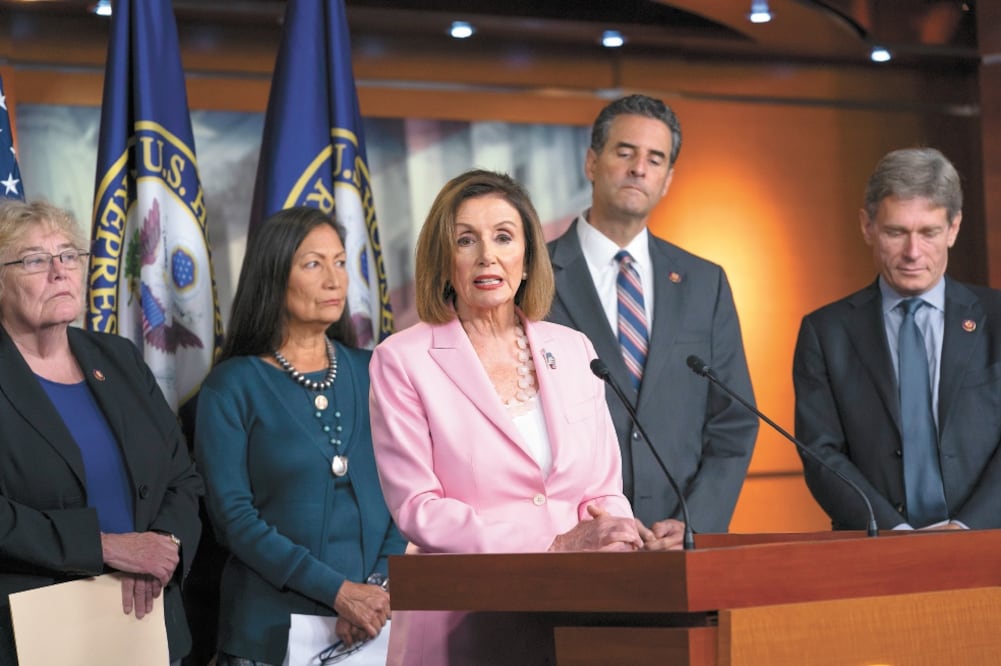 La presidenta de la Cámara de Representantes, Nancy Pelosi, lideró a otros demócratas en el Capitolio, en Washington; declaró que el mandatario Donald Trump no les dio otra opción más que iniciar el proceso de destitución contra él. Foto: AP