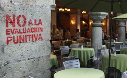 CNTE realiza pintas en Zócalo de Oaxaca