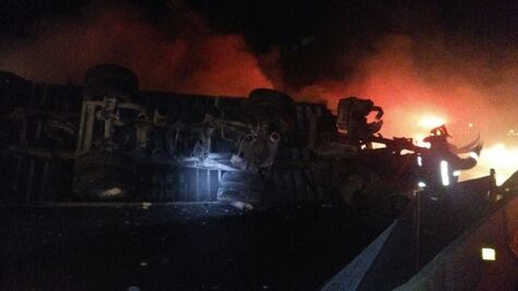 Arde camión de pasajeros en Veracruz; hay 4 muertos