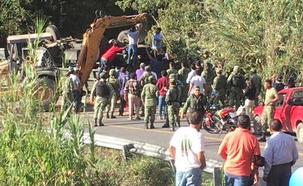 Suman 5 muertos por volcadura de vehículo militar en Oaxaca