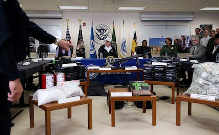 Muestran a Trump armas y droga incautadas por la Patrulla Fronteriza
