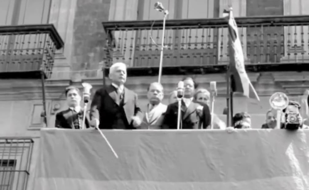 El maestro Julián Carrillo conduce la interpretación del Himno Nacional en el Zócalo Capitalino, 1942. Foto: Captura de Pantalla/ESPECIAL.
