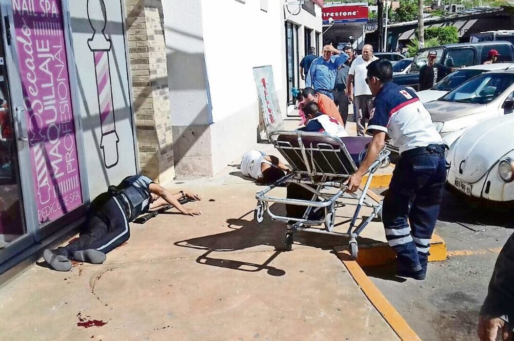 Afuera de la institución bancaria quedaron tendidos los cuerpos de la mujer y de un elemento de seguridad de la empresa de valores, quien resultó herido (AMALIA ESCOBAR. EL UNIVERSAL)