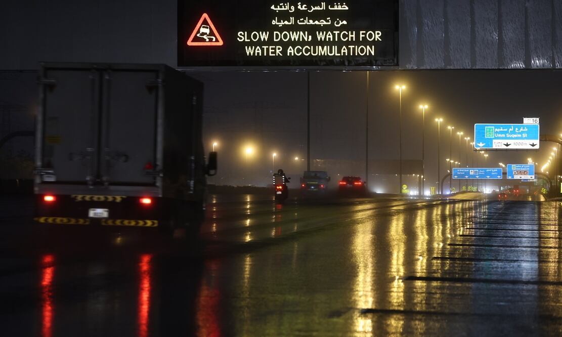 Un tablero de pantalla de carretera alerta a los automovilistas de estanques de agua causados ​​por fuertes lluvias en Dubai. Foto: EFE/EPA/ALI HAIDER