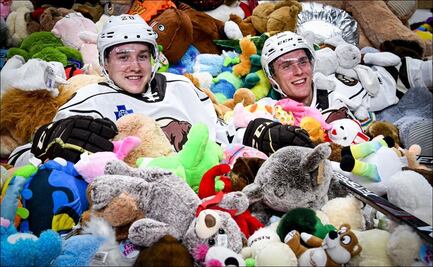 Espectacular lluvia de osos de peluche en partido de hockey