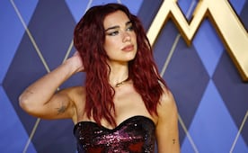Dua Lipa impacta en Instagram con espectacular bikini a rayas y figura torneada