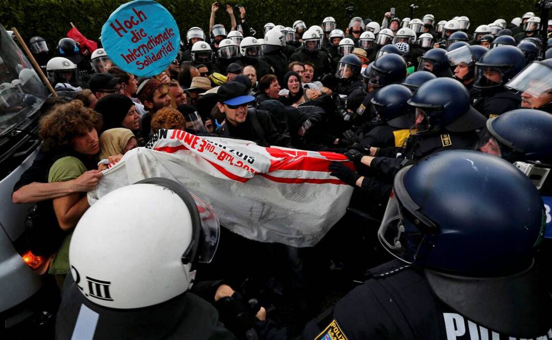 Protestantes y policías en Garmisch-Partenkirchen, al sur de Alemania. Fotografía de Reuters