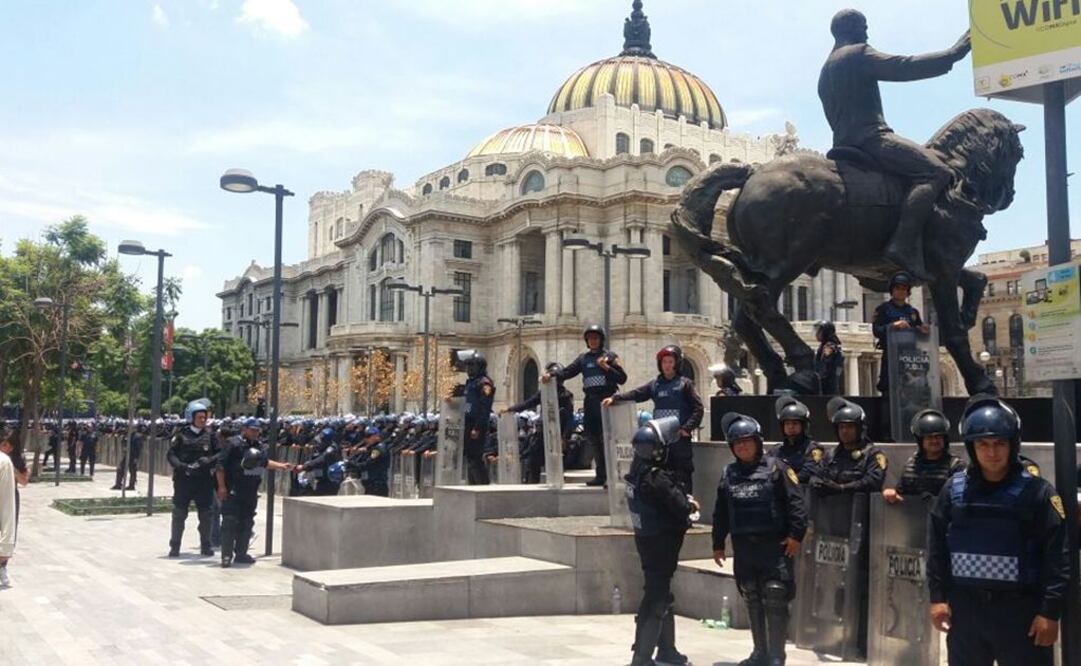 CNTE se congrega en avenida Juárez; realizan mitin