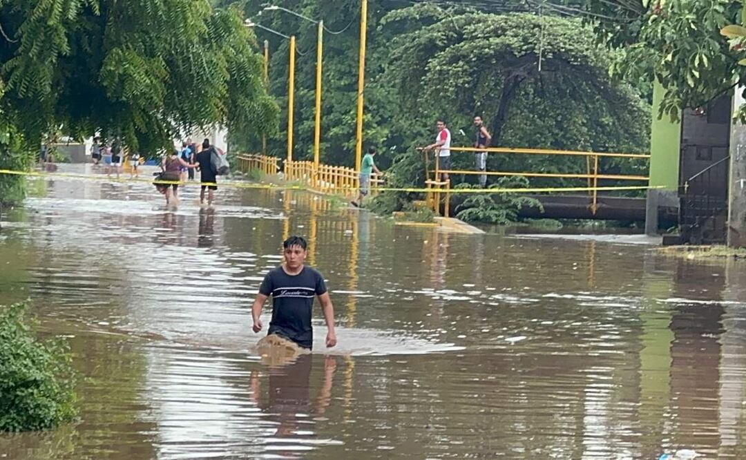 Luego del paso del huracán "Erick" en Oaxaca, algunas personas salieron a las calles a poner a salvo algunas de sus pertenencias (19/06/2025). Foto: Especial
