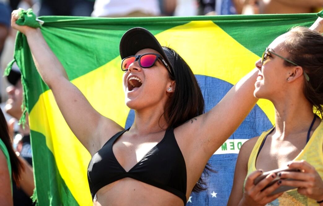Una guapa fanática apoya a Brasil durante el encuentro contra Rusia en la competencia de voleibol playa femenino de los Juegos Olímpicos Río 2016. Foto EFE