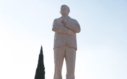 Develan estatua de AMLO en Atlacomulco, cuna del priismo