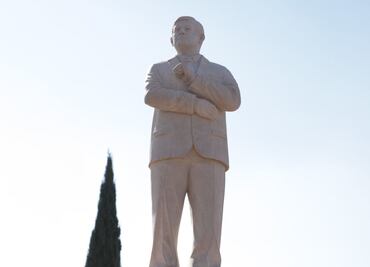 Develan estatua de AMLO en Atlacomulco, cuna del priismo