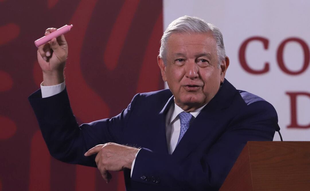 En su mañanera, López Obrador mostró un vapeador. Foto: Berenice Fregoso / EL UNIVERSAL