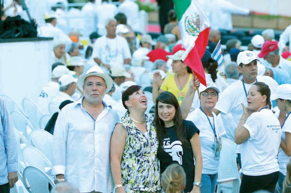La familia Ávalos presenció la misa que ofició el Papa en la Plaza de la Revolución (LUIS CORTÉS. EL UNIVERSAL)