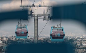 Tormenta eléctrica provoca el desembarque de usuarios de la Línea 3 del Cablebús; Metro y Metrobus aplican marcha lenta