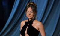 Sydney Sweeney canaliza a Lady Di con una versión moderna del “vestido de la venganza” en Nueva York. Foto: AP